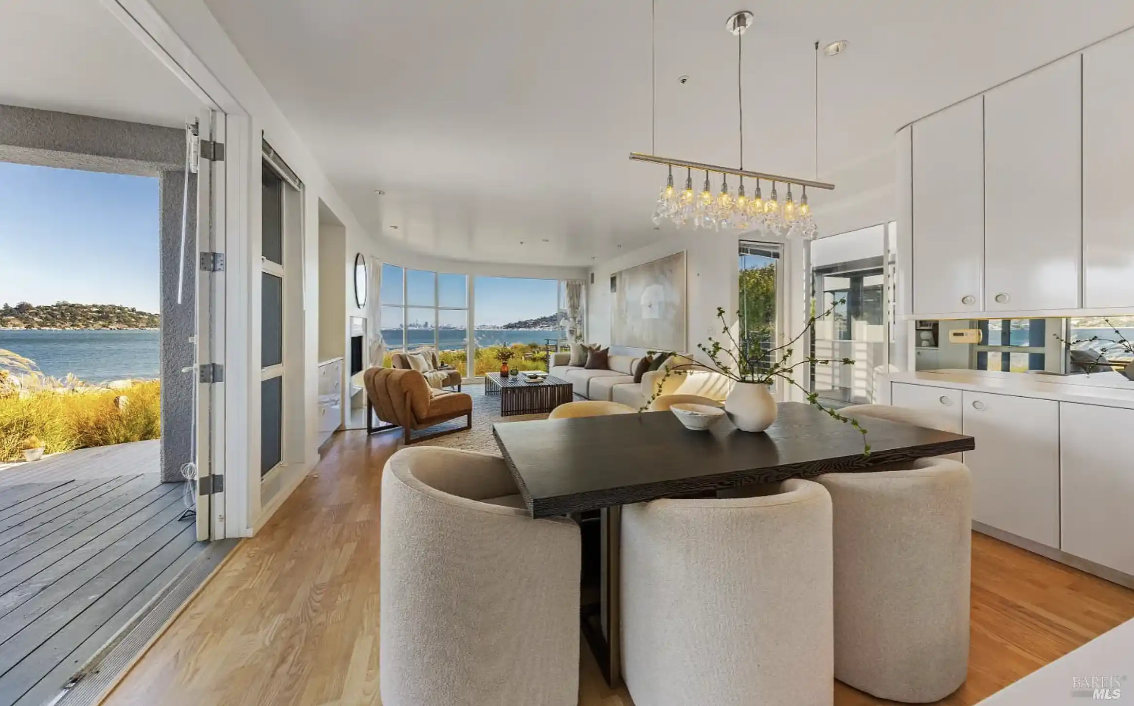 Contemporary Residence With Sweeping Views Across The Bay – image 3